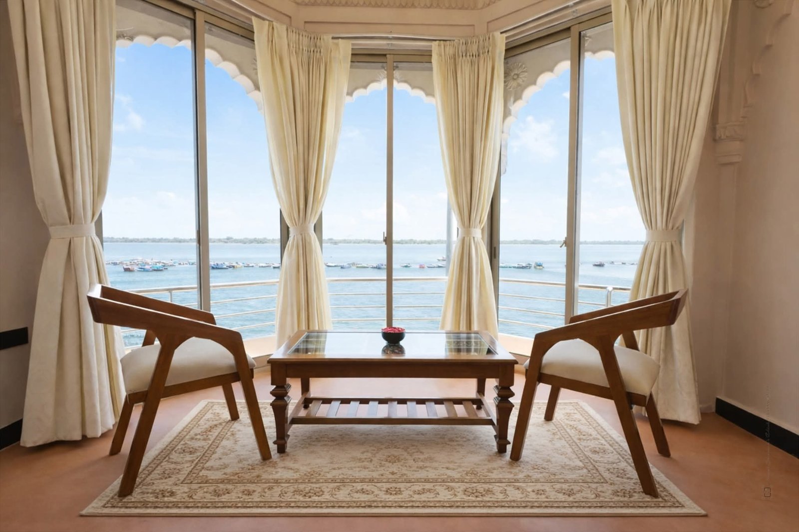 Panoramic Riverfront Suite Bay Window